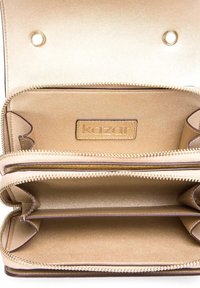 Zlatá kožená peněženka se zipovým uzávěrem, více přihrádkami, hladkým povrchem a vnitřní logovou nálepkou. Ozdobená zlatými kovovými prvky.