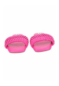 Sandalias de slide tejidas en color rosa con suela plana y punta cuadrada. La parte superior presenta un diseño trenzado con material liso y sin herrajes visibles.