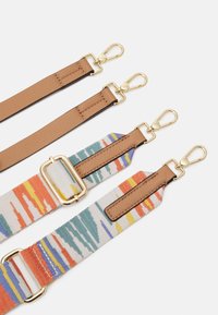 Trois bandes amovibles : deux en simili cuir beige avec des accessoires en or, et une bande en tissu coloré avec un motif géométrique et une boucle dorée.