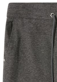 Szare spodnie dresowe z fakturowanej tkaniny, z elastycznym pasem, sznurkiem do regulacji oraz bocznymi kieszeniami. Charakteryzują się prostym i funkcjonalnym designem.