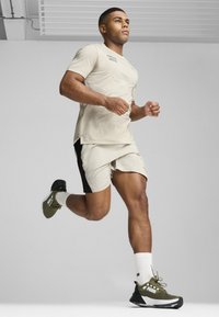 Puma RETALIATE 3 - Pantofi de alergare pe asfalt - olive- black
