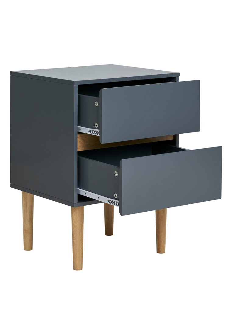 Comodino grigio in legno con due cassetti estraibili, gambe in legno chiaro, superficie liscia e design minimalista. I cassetti presentano maniglie in metallo.