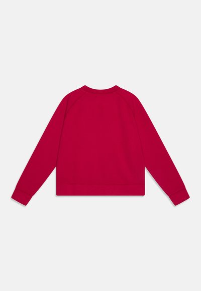 Sudadera roja con una textura lisa, mangas raglán y cuello redondo. Presenta puños de canalé y un diseño cropped en la cintura.