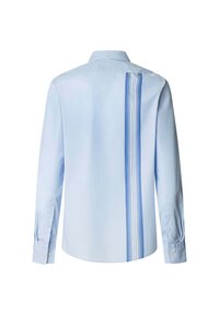 Camisa azul clara de tela, con un patrón de rayas verticales en varios tonos de azul en la parte posterior. Mangas largas con puños de botón.