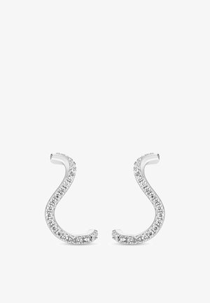 Sölvtonade örhängen i en vågig form, prydda med små klara kristaller längs ena sidan, med släta, polerade metallytor.