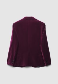 Blazer in velluto bordeaux con una texture liscia, rever a lancia e due spacchi sul retro. Presenta bottoni neri sui polsini e una forma slanciata.