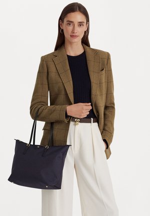 Saco de mão azul-marinho com alças de couro pretas, textura lisa e detalhes em metal dourado. O saco é espaçoso e retangular, adequado para uso diário.