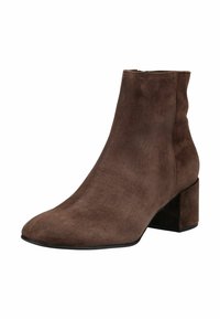 Bottine en daim marron avec un bout pointu, une fermeture éclair sur le côté et un talon épais pour plus de stabilité. Texture lisse avec des lignes de design simples.