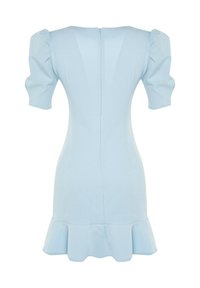 Robe bleu clair ajustée avec manches courtes bouffantes, fermeture éclair au dos et ourlet à volants évasé.