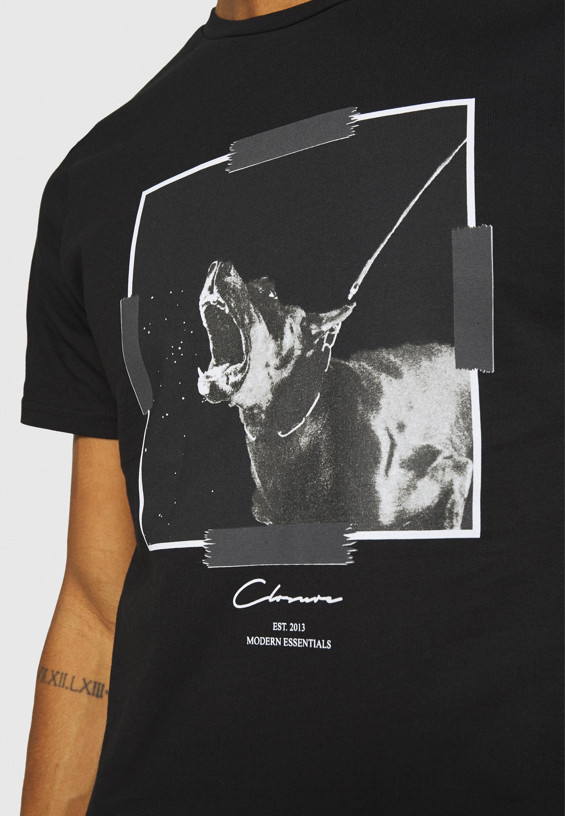 CLOSURE London DOBERMAN TEE - Print T 