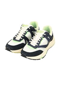 Sportliche Sneaker mit einem weißen Mesh-Obermaterial, ergänzt durch marineblauen und limettengrünen Akzenten, strukturierten Wildlederüberzügen und einer dicken weißen Sohle.