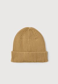 Cappello in maglia a coste di colore marrone chiaro con bordo piegato, esposto piatto su uno sfondo bianco.