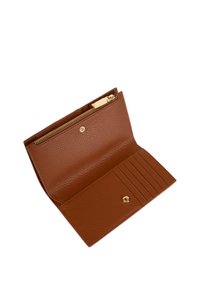 Portafoglio in pelle marrone con una texture granulosa, dotato di una tasca con zip, sei slot per schede e chiusura a scatto. L'interno è liscio.