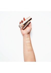 Nude by Nature NUDE BY NATURE FLAWLESS LIQUID FOUNDATION - Foundation - n2 classic beige