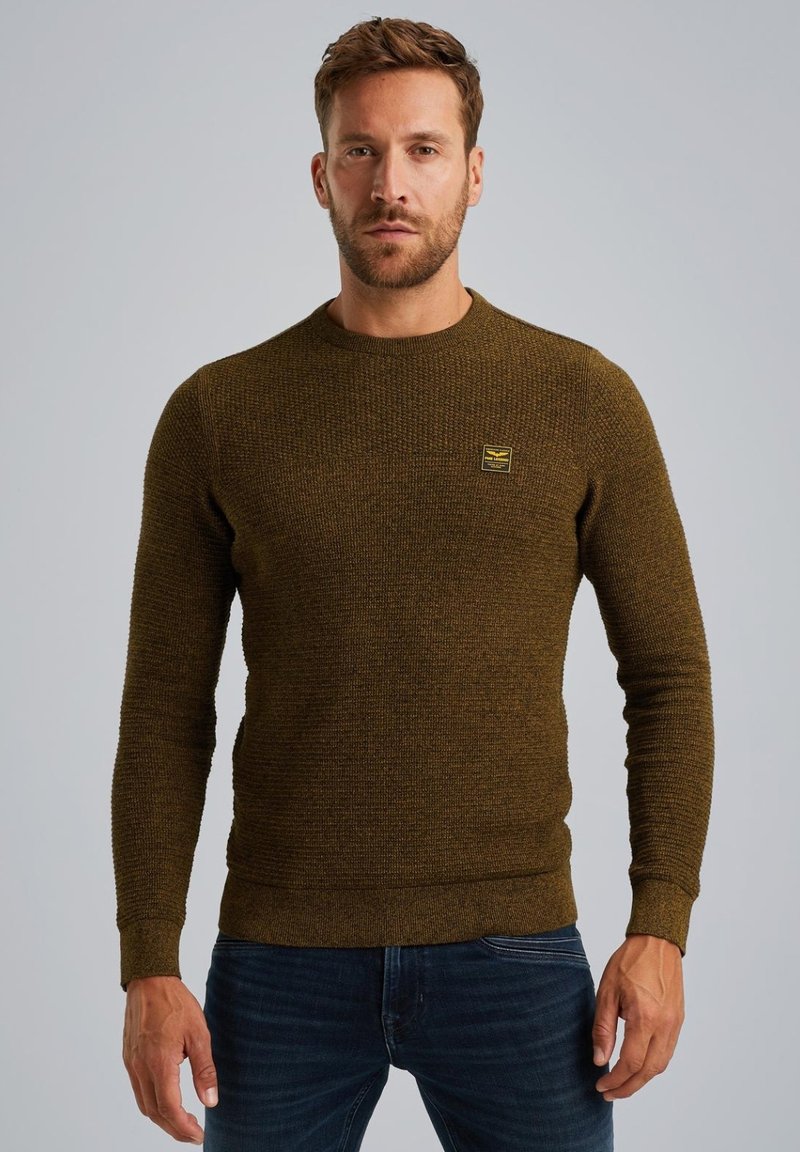 Gestrickter olivgrüner Pullover mit Rundhalsausschnitt, strukturiertem Oberflächen und einem kleinen gelben Logo-Patch auf der Brust. Baumwollmischgewebe.