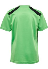 Grön sporttröja med en slät yta, korta ärmar, rund hals och kontrasterande svarta detaljer på axlarna.