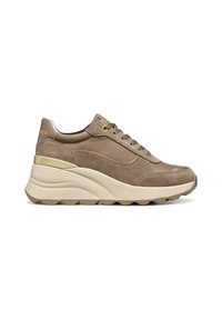 Sneaker in suede e pelle marrone con suola chunky crema, presenta occhielli dorati e un tacco leggermente elevato.
