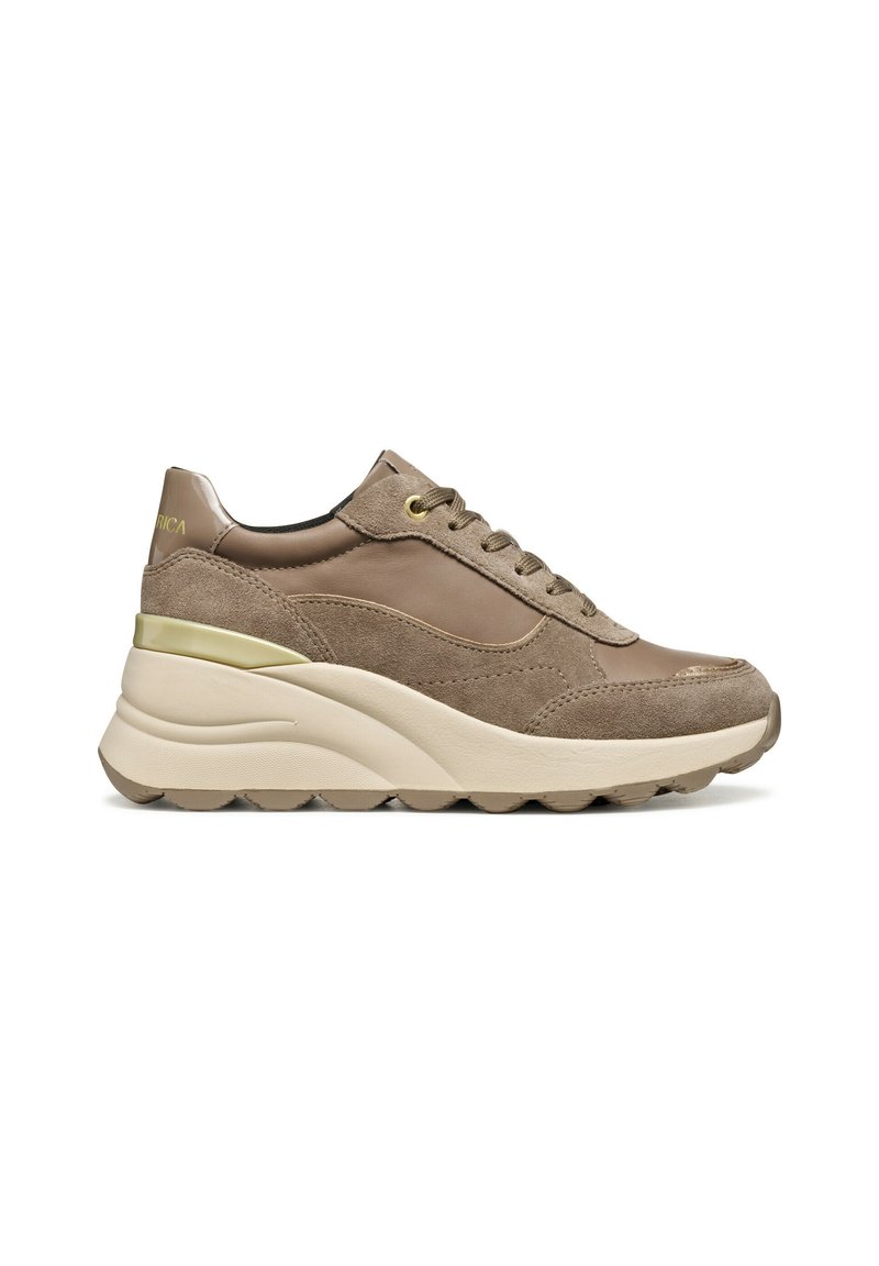 Sneaker in suede e pelle marrone con suola chunky crema, presenta occhielli dorati e un tacco leggermente elevato.