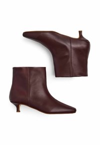 Botas de cuero burdeos hasta el tobillo con punta afilada y un pequeño tacón acampanado. Textura suave y detalle de costura mínima en los lados.