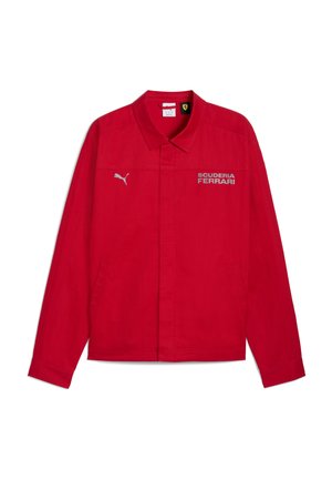 Veste rouge avec un design à col, portant le texte "SCUDERIA FERRARI" et un logo Puma. Fabriquée en tissu lisse, elle comprend des poches latérales.
