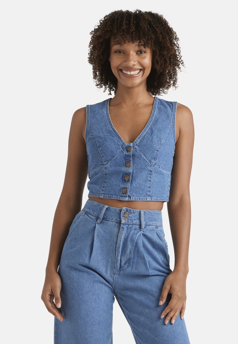 Denim-Cropped-Weste mit tiefem V-Ausschnitt, Knopfverschluss und ärmellosem Design. Verfügt über eine hellblaue Waschung und dezente Steppnähte.