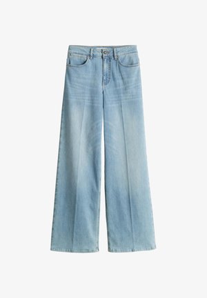 Jean large pattes d'éléphant bleu clair en denim. Le modèle présente une taille haute, cinq poches et un léger délavage sur le tissu.