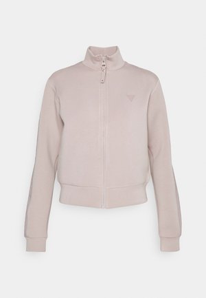 Lichtroze zip-up jasje met hoge kraag, ribgebreide manchetten en een subtiele logo op de borst; gladde, gestructureerde stof en cropped ontwerp.