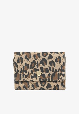 Beige ja ruskealla leopardi-raulupintaise malli, jossa on nepparikiinnitys ja pehmeä rakenne. Ominaisuuksiin kuuluvat rohkeat mustat läiskät ja kompakti suorakaiteen muotoinen malli.
