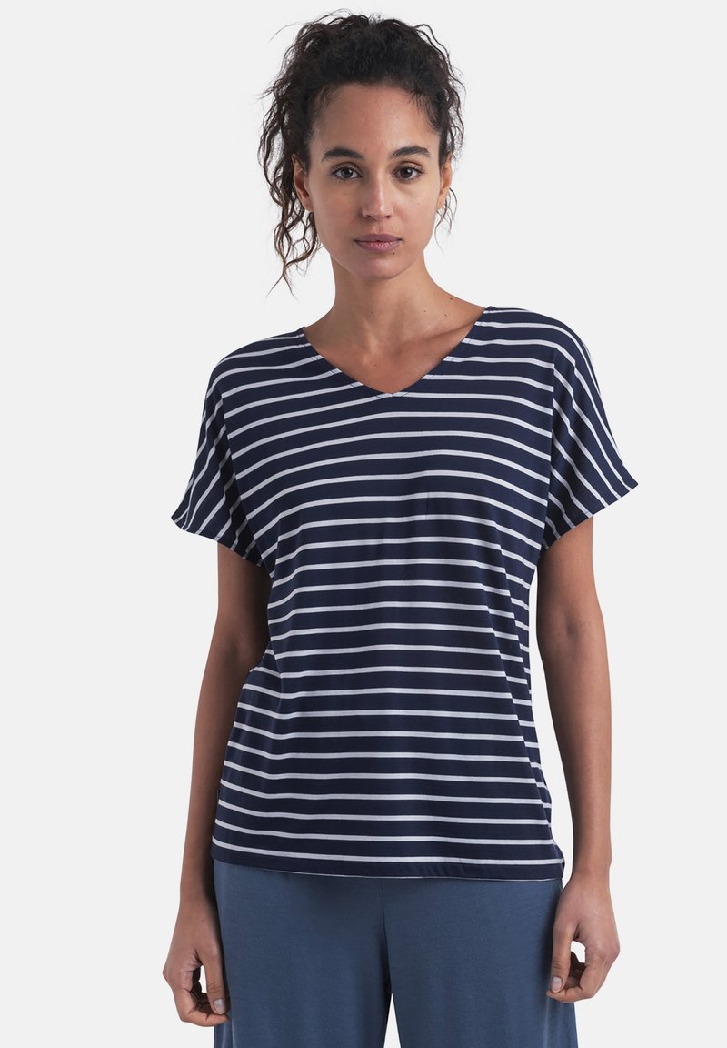 Mörkblå kortärmad V-ringad t-shirt med vita horisontella ränder, mjukt tyg, avslappnad passform och en lätt böjd nederkant.