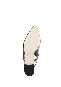 Zapato de tacón alto de cuero negro con punta afilada, lados abiertos y suela beige lisa. Marcado "VERO CUOIO MADE IN ITALY" en la suela.