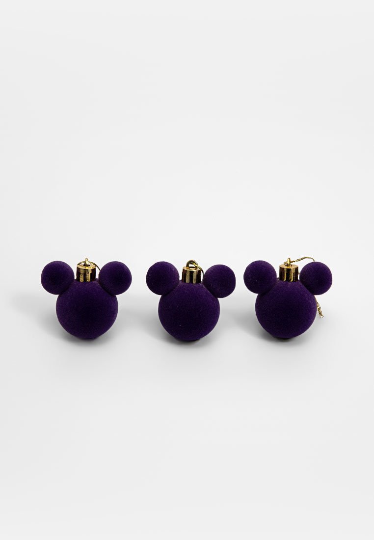 Adornos de terciopelo morado en forma de cabezas de Mickey Mouse, que presentan tres formas redondas y ganchos de metal dorado para colgar.