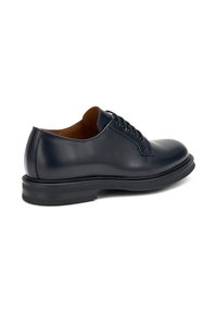 Scarpe da uomo in pelle blu navy con punta arrotondata, finitura liscia e lacci tono su tono. Presentano una suola in gomma nera e dettagli di cucitura minimi.