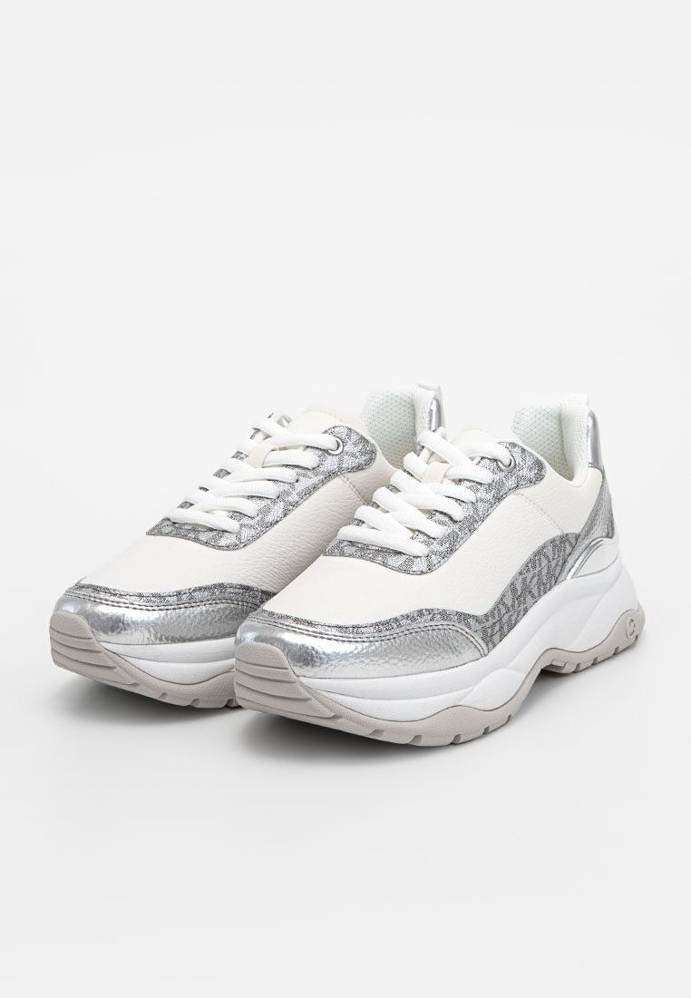 Sneaker sportive bianche con accenti argentati metallici, caratterizzate da un design testurizzato, punta rotonda, suola spessa e chiusura con lacci.