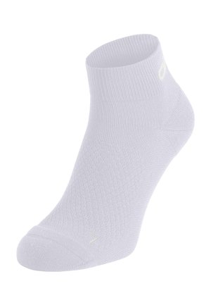 Weiße Knöchellänge Socke mit strukturierter Stoffoberfläche und kleinem Logo in der Nähe des Bündchens und im Zehenbereich, dargestellt vor einem transparenten Hintergrund.