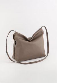 Braune, strukturierte Leder-Umhängetasche mit lässigem Design, einem einzelnen Tragegurt und einem dezenten goldenen Hardware-Akzent.