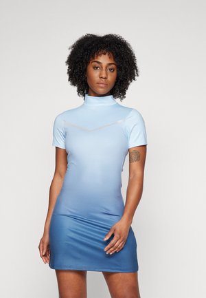 Kortærmet kjole i lyseblå gradient, med en mock neck og et triangelformet gennemsigtigt indlæg over brystet. Glat, elastisk stof.