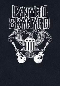 T-shirt nera con stampa grafica bianca. Il design include il testo "Lynyrd Skynyrd", un'aquila dettagliata con uno scudo e due chitarre.