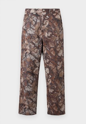 Braune gemusterte Hose mit einer Mischung aus Blätter- und Zweigdesigns in gerader Passform. Hergestellt aus einem Stoff mit strukturiertem Aussehen.