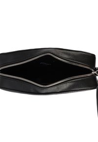 Borsa a pochette in pelle nera con una superficie texture, chiusura con zip argentata e un unico scomparto, con un interno foderato in nero.