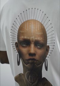 Biała koszulka z detaliczną grafiką osoby z łysą głową, misternymi wzorami i dużymi kolczykami, z akcentami w drewnianej teksturze.