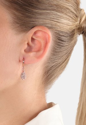 Tropfenförmige Ohrringe aus Roségoldmetall, die mit einem Cluster aus klaren Rhinestones für Funkeln verziert sind. Glatte Textur und zartes Haken-Design.