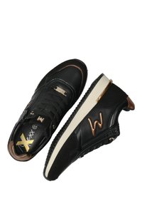 Černé kožené tenisky s bronzovými akcenty, texturovanými povrchy a šněrovacím designem. Krémově zbarvené gumové podrážky s detailem loga na boku.
