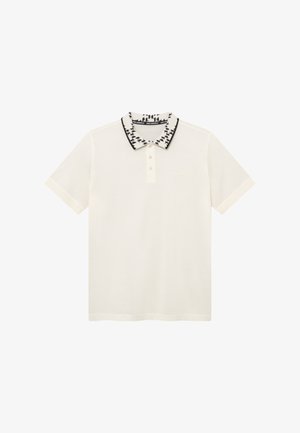 Wit poloshirt met korte mouwen, drie knopen en een zwart-witte kraag met geometrische patronen.
