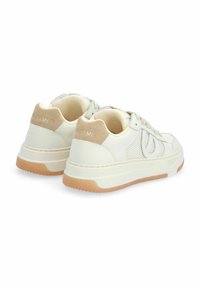 Lichtbeige sneakers met een leren bovenwerk met textuur, crèmekleurige accenten en een dikke rubberen zool. Voorzien van een suède hieltab en vetersluiting.