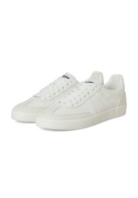 Weiße Sneaker aus Leder und Wildleder, mit einer strukturierten Gummisohle, Schnürdesign und minimalistischer Markenkennzeichnung auf der Zunge.