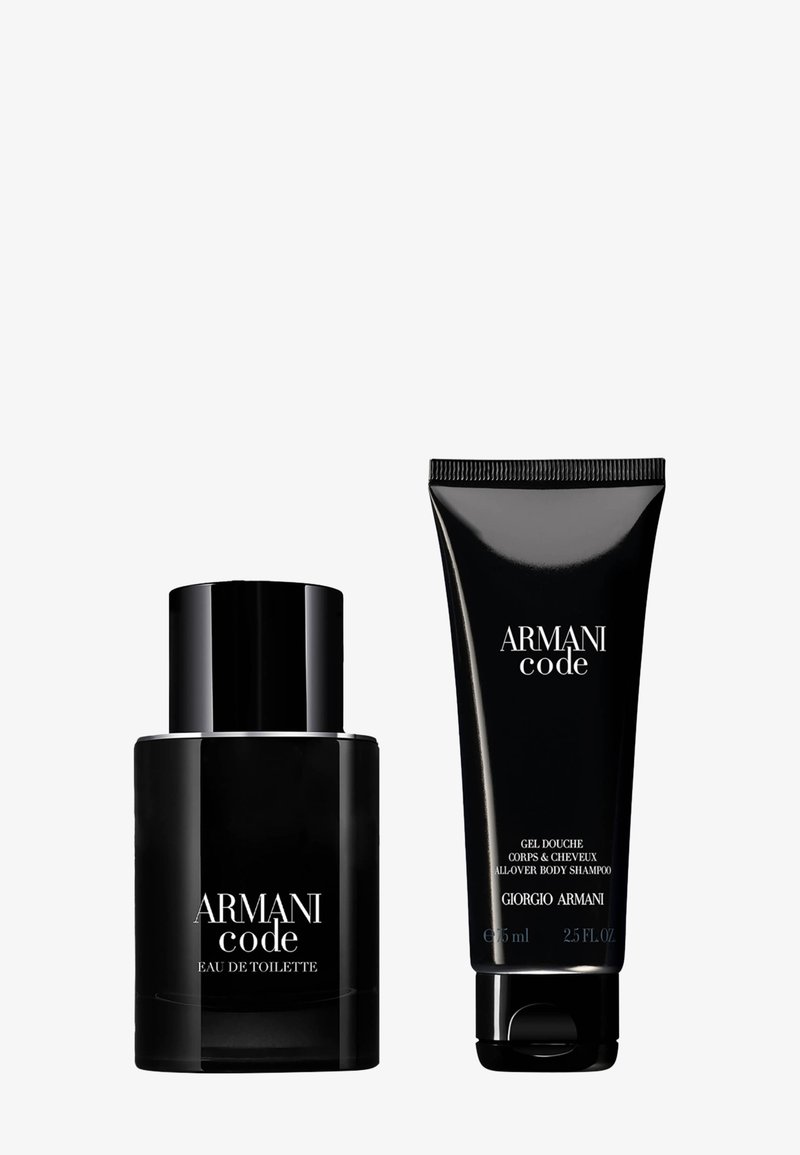 Czarna szklana butelka Armani Code Eau de Toilette obok czarnej tuby szamponu do całego ciała, obie z białym tekstem.