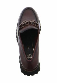 Hnědé kožené mokasíny s řetízkovým detailem. Mají zaoblenou špičku, texturovanou gumovou podrážku a hladký povrch. Viditelná vnitřní etiketa velikosti 5.