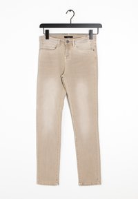 Jeans skinny beige de mezclilla, con bolsillos frontales, trabillas para cinturón y cierre de botón. La textura parece ligeramente desgastada.