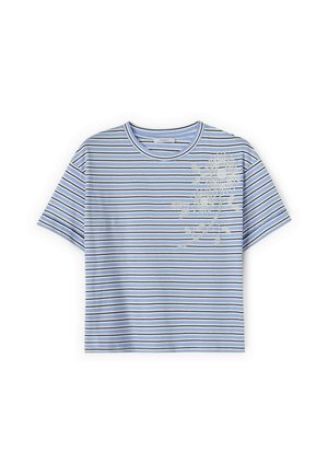 Jasnoniebieska koszula z krótkim rękawem z cienkimi czarno-białymi poziomymi paskami i białym kwiatowym wzorem po lewej górnej stronie.