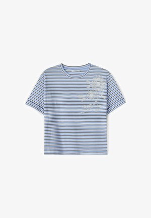 Camicia azzurro chiaro a maniche corte con sottili strisce orizzontali nere e bianche e un disegno floreale bianco sulla parte superiore sinistra.